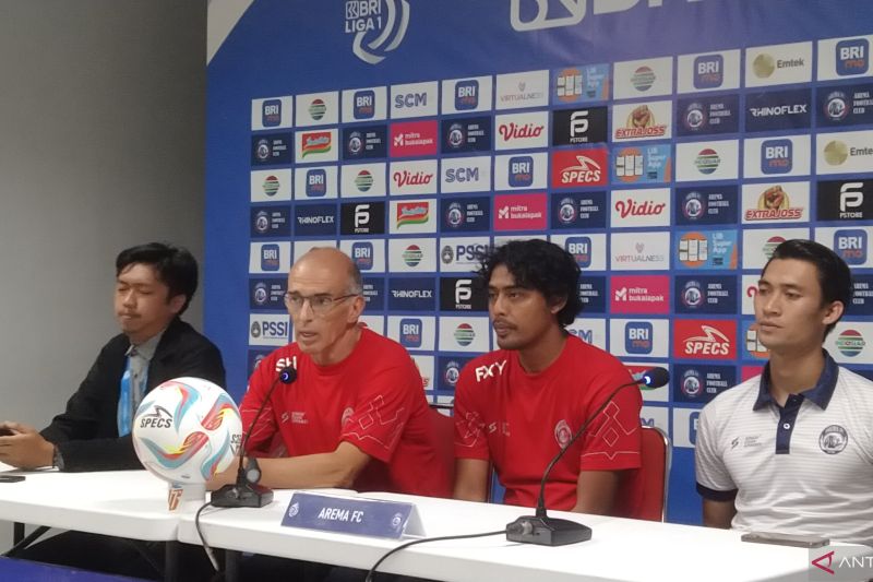 Pelatih Kepala Arema Jose Fernando Martins Valente (kedua kanan) memberikan keterangan pers usai menang melawan Persikabo 1973 di Stadion Kapten I Wayan Dipta, Kabupaten Gianyar, Bali, Senin (28/8) - Image
