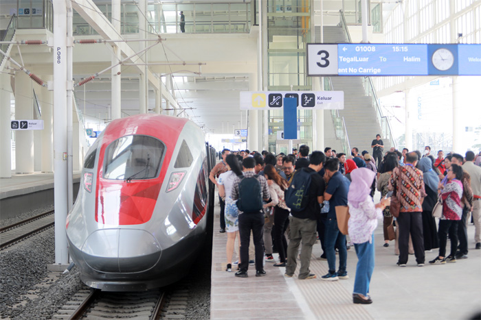 Suasana Stasiun Halim, Jakarta, Jumat (15/9/2023). Masyarakat di sekitar jalur lintas KA Cepat Jakarta-Bandung diutamakan dapat mengikuti kegiatan uji coba yang dimulai 15 September 2023. - Image