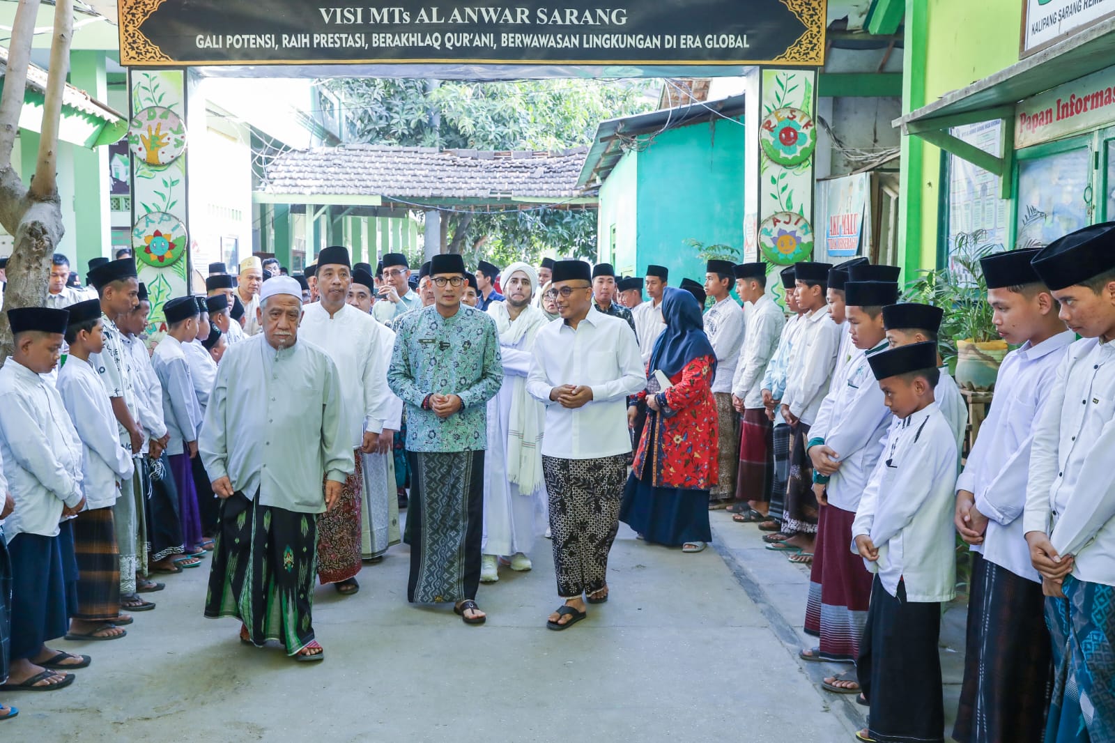 Sekjen Dewan Pimpinan Pusat (DPP) Partai Persatuan Pembangunan (PPP) Arwani Thomafi bersama Ketua Bappilu Sandiaga Uno di Pondok Pesantren Al-Anwar 2, Sarang, Kabupaten Rembang, Jawa Tengah (Jateng). - Image