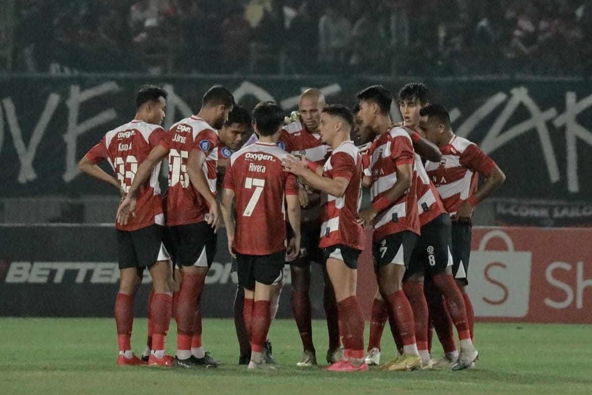Pemain Madura United berkumpul sebelum laga kontra Persija pada 16/9/2023. (maduraunitedfc). - Image