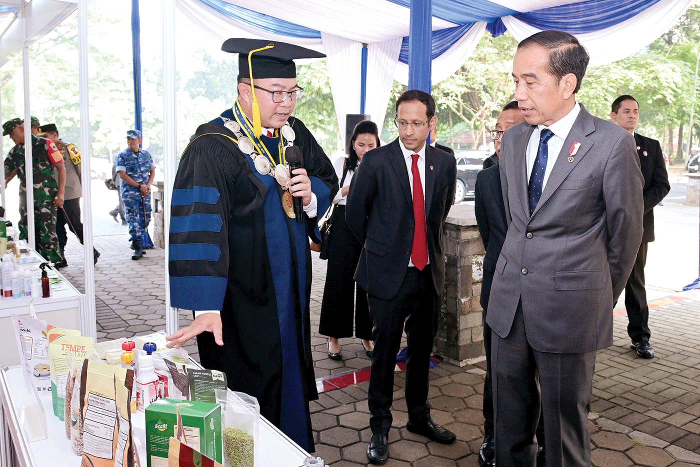 SIMAK POTENSI: Presiden Joko Widodo mendengarkan penjelasan dari Rektor IPB Arif Satria terkait inovasi bahan pangan, disaksikan Mendikbudristek Nadiem Makarim. - Image