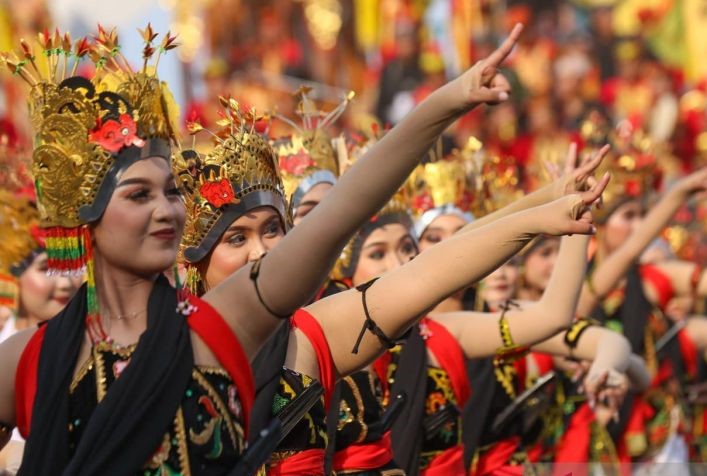 Pertunjukan tari kolosal Gandrung Sewu 2023 di Pantai Boom Marina Banyuwangi, Jawa Timur. Sabtu (16/9). - Image