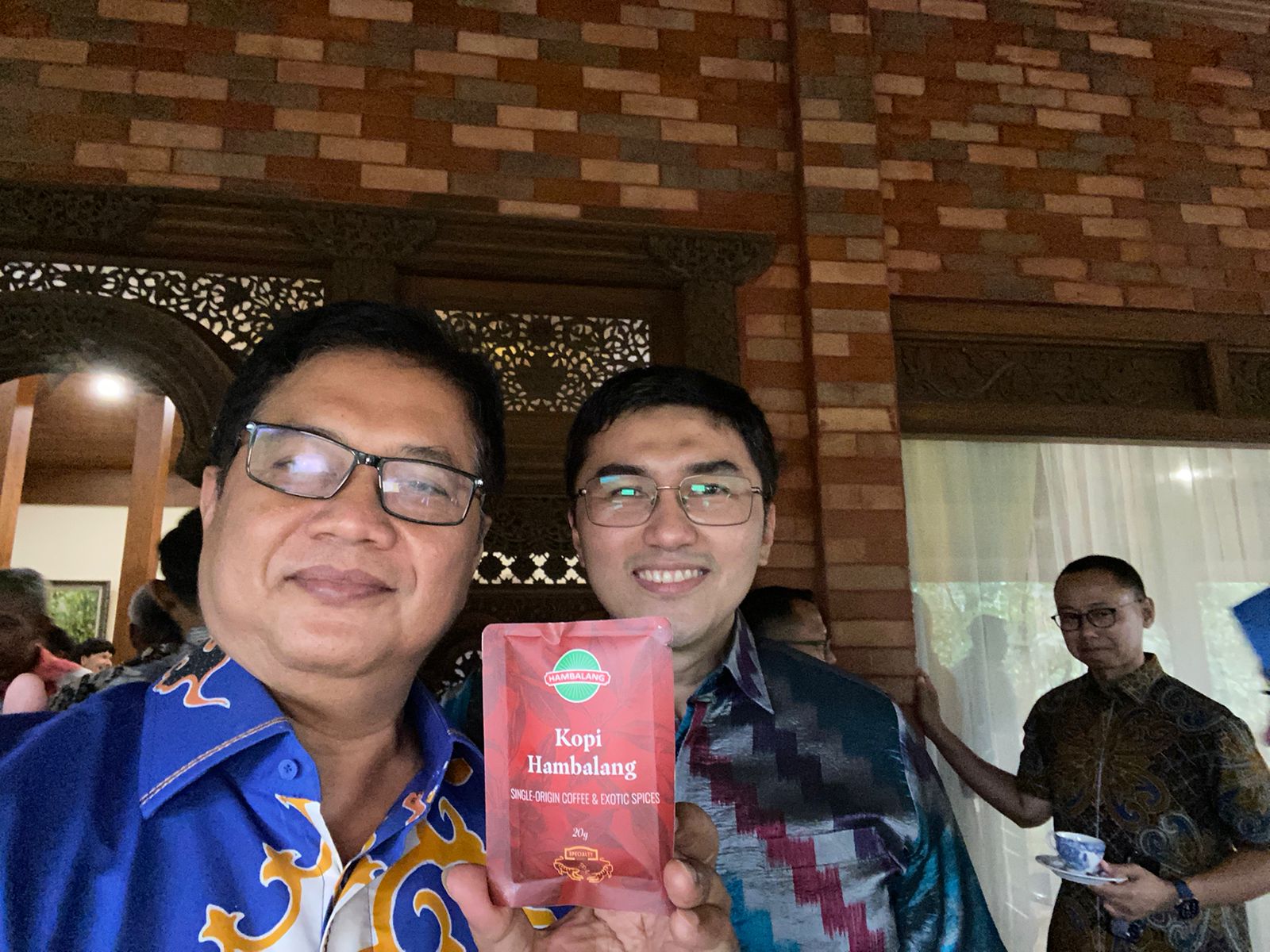 Wakil Ketua Umum Partai Amanat Nasional (PAN) Viva Yoga Mauladi bersama juru bicara Partai Demokrat Herzaky Mahendra Putra di Hambalang, Bogor, Jawa Barat, Minggu (17/9). (Ridwan) - Image