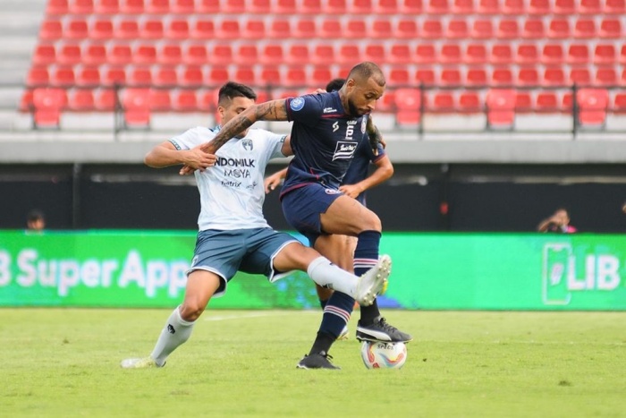 Arema FC bermain imbang tanpa gol kontra Persita Tangerang di Stadion Kapten I Wayan Dipta, Sabtu (16/9). - Image