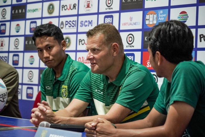 Josep Gombau (tengah) saat menghadiri jumpa pers sebelum menghadapi Madura United. Persebaya optimistis bawa pulang tiga angka. - Image