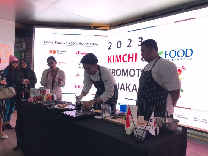 Korea Agriculture Food Trade Association mengadakan acara di Lotte Alley, Jakarta, untuk lebih memperkenalkan makanan Kimchi, pada 15-17 September. - Image