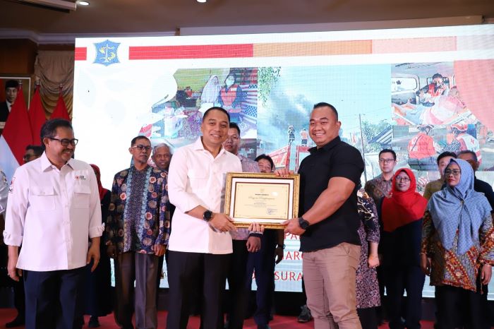 Wali Kota Surabaya Eri Cahyadi serahkan penghargaan Pemkot Surabaya memberikan penghargaan kepada 450 orang yang telah mendonorkan darah lebih dari 50 kali. - Image