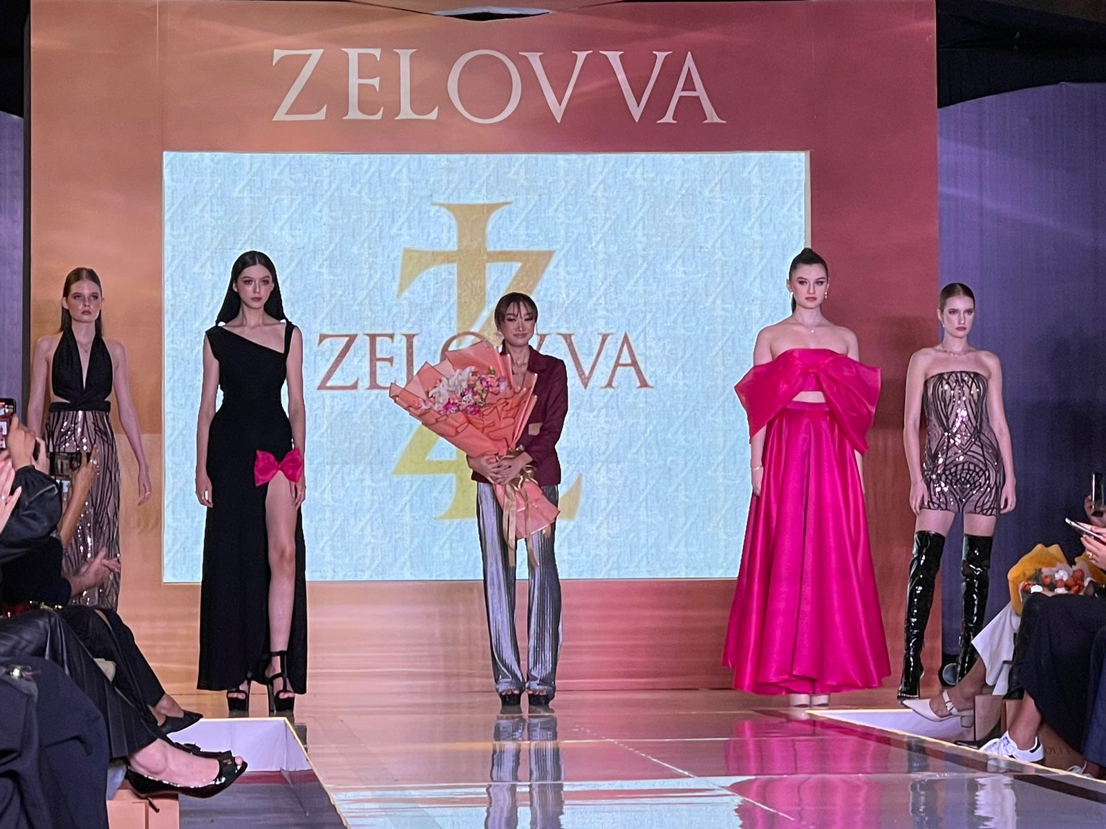 Desainer Putri Poyz (tengah) muncul di akhir fashion show bertajuk Leora Collection yang menampilkan 16 look - Image