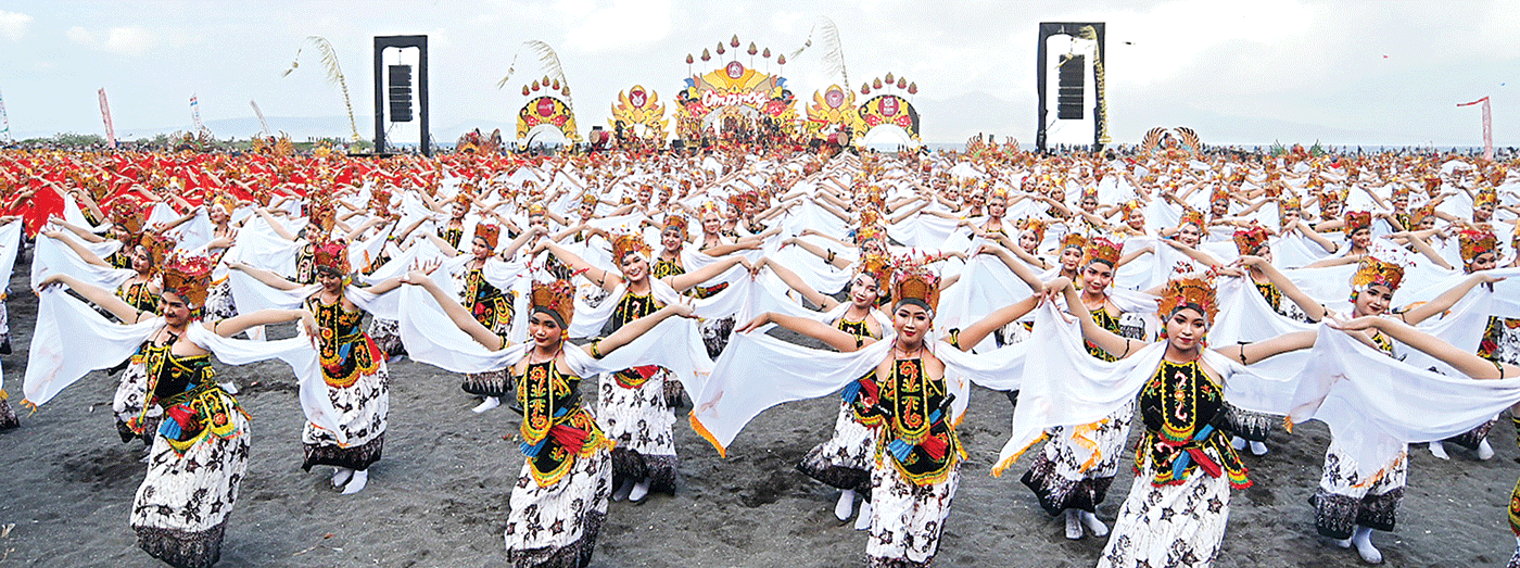 LESTARIKAN BUDAYA: Sebanyak 1.200 penari tampil di Pantai Marina Boom, Banyuwangi, Sabtu (16/9). Acara itu merupakan rangkaian dari puncak acara Festival Gandrung Sewu 2023. - Image