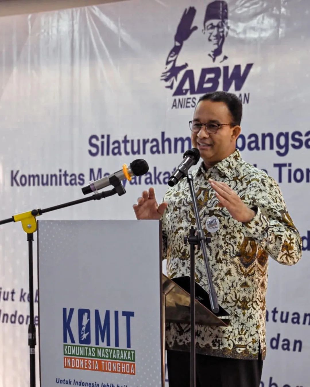 Anies Baswedan dan Veronica Tan duduk bersama di acara Silaturahmi Kebangsaan yang diselenggarakan oleh KOMIT pada Jumat (15/9). - Image