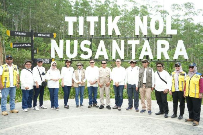 Tim dari Setjen DPR RI foto bersama OIKN di Titik Nol Nusantara. - Image