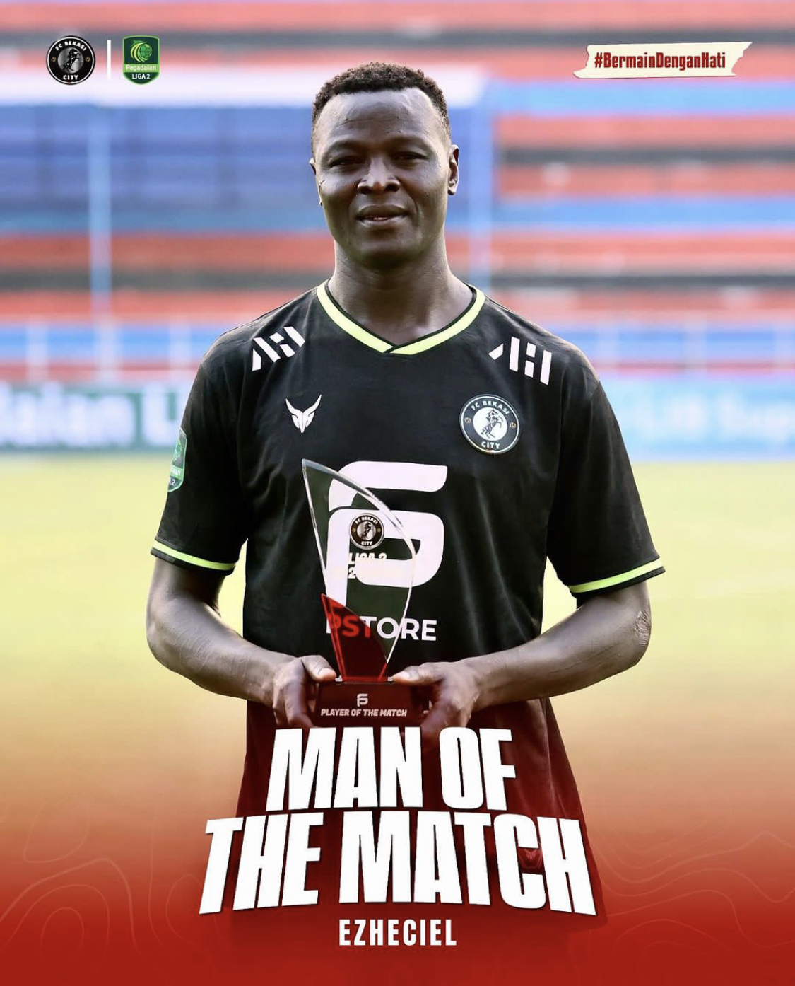 Ezechiel saat mendapatkan penghargaan pemain terbaik pertandingan Nusantara United FC melawan FC Bekasi City. (Sumber Foto : Instagram @FcBekasi) - Image