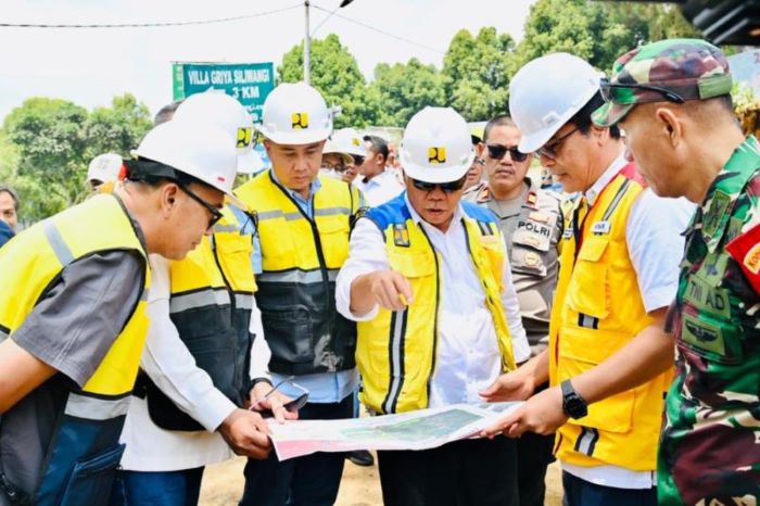 Menteri PUPR Basuki Hadimuljono didampingi Penjabat Gubernur Jabar Bey Triadi Machmudin dan Bupati Bogor Iwan Setiawan meninjau pembangunan Bendungan Cibeet dan penanganan Inpres Jalan Daerah (IJD). - Image
