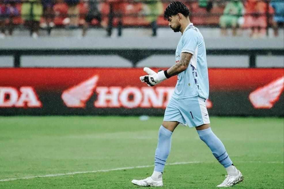 Kiper PSS Sleman Anthony Pinthus usai laga debut menghadapi Bali United. (Instagram/@pinthus1). - Image