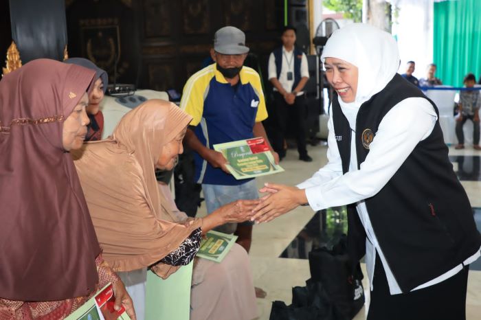 Gubernur Jawa Timur Khofifah Indar Parawansa menyalurkan berbagai bantuan sosial di Pendopo Kabupaten Jombang. - Image