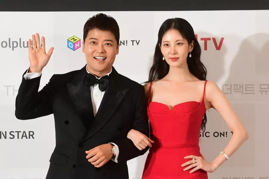 Jun Hyun Moo dan Seohyun telah dikonfirmasi sebagai MC bersama untuk The Fact Music Awards 2023./Soompi - Image