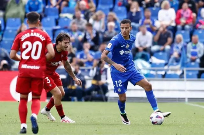 Mason Greenwood (kanan) saat membela Getafe menghadapi Osasuna dalam lanjutan La Liga. Greenwood mendapat ejekan dari pendukung Osasuna. (sportbible) - Image