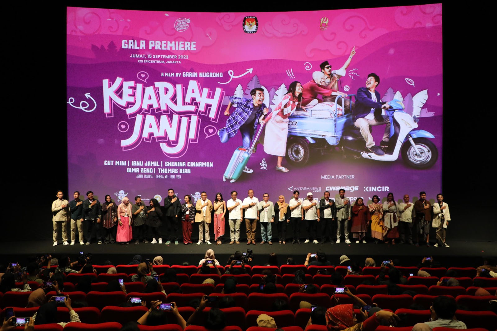Penayangan film Kejarlah Janji di bioskop. - Image