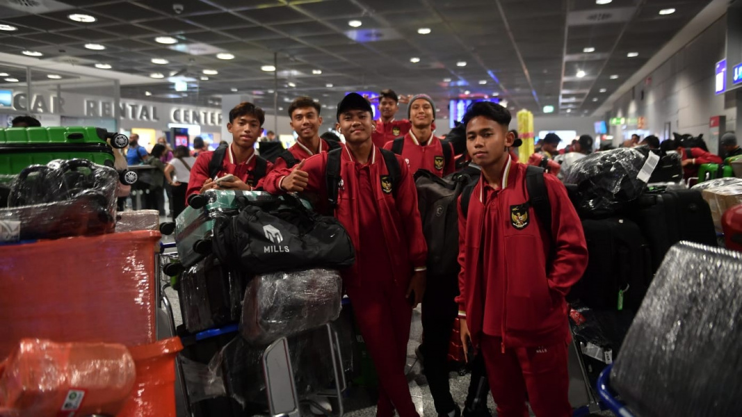 Para pemain Timnas Sepak Bola Indonesia U-17 tiba di Bandara Internasional Frankfurt pada Senin pagi (18/9) waktu setempat - Image