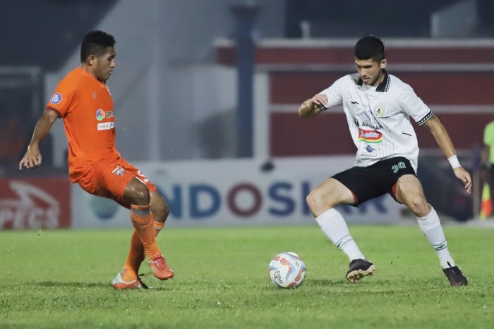 Kevin Gomes (kanan) mendapat kesempatan menjalani debut bersama PSS Sleman menghadapi Borneo FC. - Image