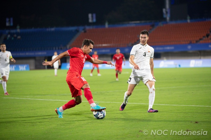 Striker Timnas Indonesia U-23 Egy Maulana Vikri saat dikawal pemain Kirgistan U-23 di laga awal Grup F Asian Games 2022. (NOC Indonesia) - Image