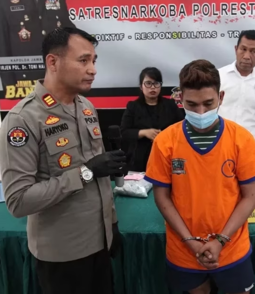 Petugas menunjukkan barang bukti dan tersangka kasus peredaran narkoba jenis ekstasi yang berhasil diamankan di Mapolrestabes Surabaya. (SURYANTO/RADAR SURABAYA) - Image
