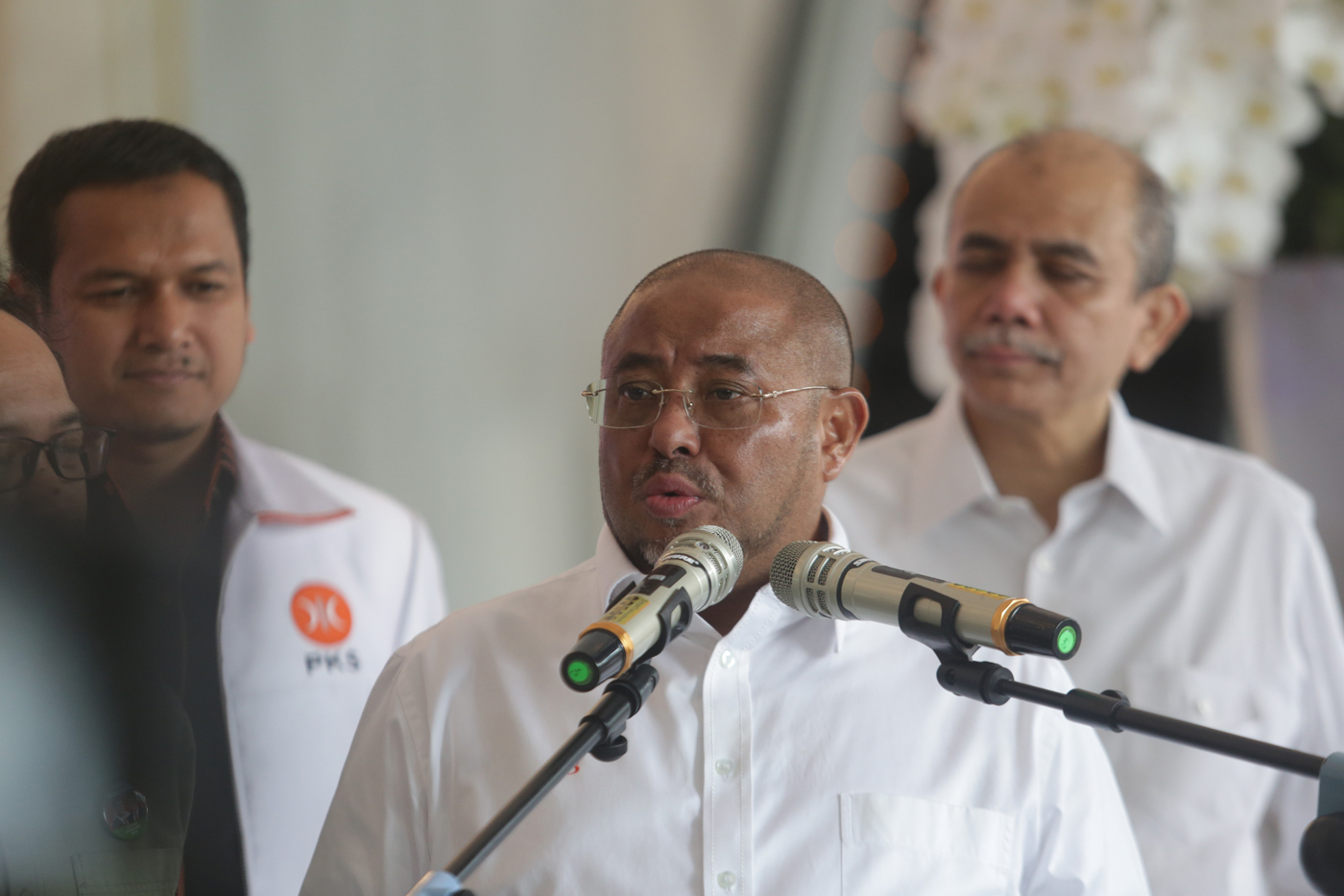 Plt Sekjen Partai Nasdem Hermawi Taslim (dua kiri) didampingi Sekjen PKS Habib Aboe Bakar Alhabsyi (kanan) dan Sekjen PKB Muhammad Hasanuddin Wahid (tengah) memberikan keterangan usai mengelar rapat di Nasdem Tower, Jakarta, Senin (18/9/2023). - Image