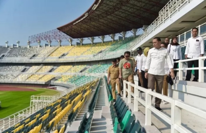 Wali Kota Surabaya Eri Cahyadi saat melakukan sidak ke Stadion Gelora Bung Tomo Surabaya, Senin (18/9)./jawapos.com - Image
