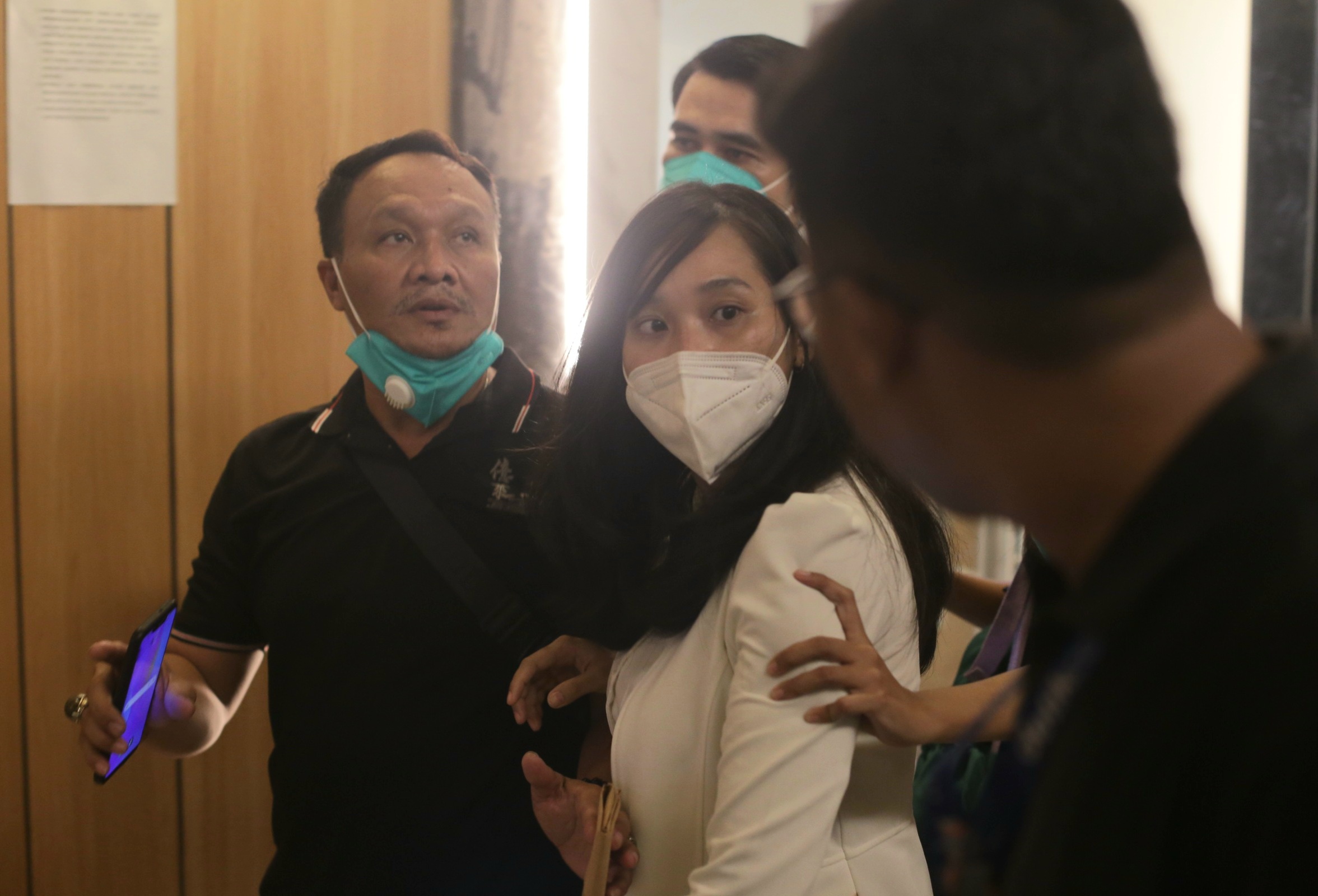 Selebgram Virly Virginia memenuhi panggilan Direktorat Reserse Kriminal Khusus (Ditkrimsus) Polda Metro Jaya, Jakarta, Selasa (19/8/2023). - Image