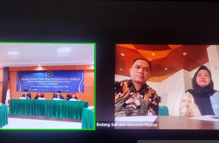 Tangkapan layar sidang perdana DKPP terkait pemberhentian delapan mantan PPS Kecamatan Tamalate sebagai pengadu dan anggota KPU Makassar sebagai teradu melalui video virtual di Kantor Bawaslu Sulsel. - Image