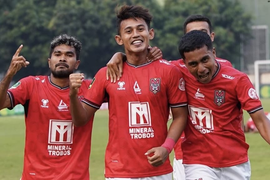 Eks Kapten PSIS Semarang Hari Nur Yulianto melakukan selebrasi usai mencetak gol di laga Malut United kontra Perserang. (Instagram/@malutunitedfc). - Image