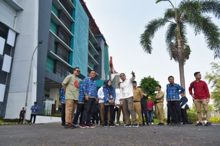 Wali Kota Surabaya Eri Cahyadi saat melakukan sidak ke Stadion GBT dalam persiapan menyambut Piala Dunia U-17 2023. (Antara) - Image