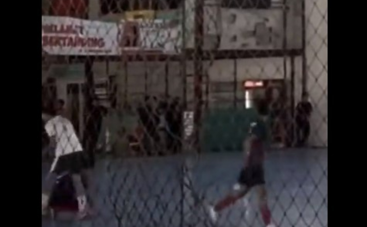 Insiden Pemain Futsal Tendang Kepala Pemain Lawan (akun X @KontenBerfaedah) - Image