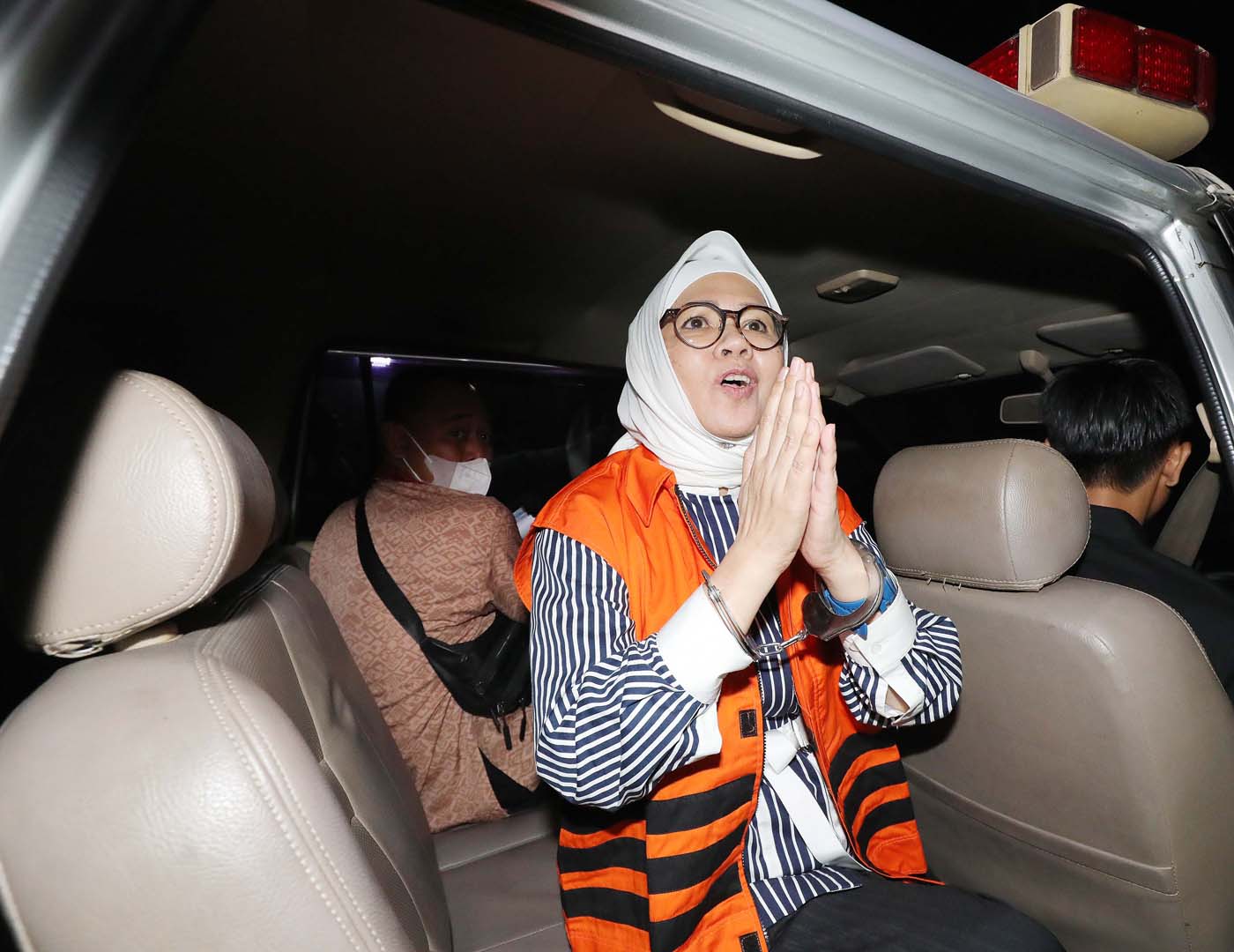 Eks Dirut PT Pertamina (Persero) Karen Agustiawan menggunakan baju tahanan di Gedung KPK, Jakarta, Selasa (19/9/2023). - Image