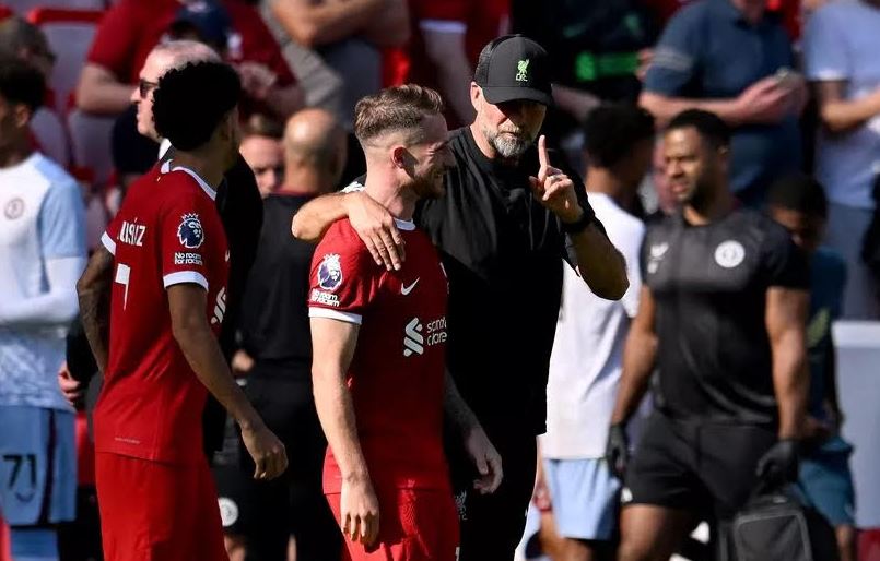 Klopp merangkul Mac Allister (Andrew Powell/Getty Images) - Image