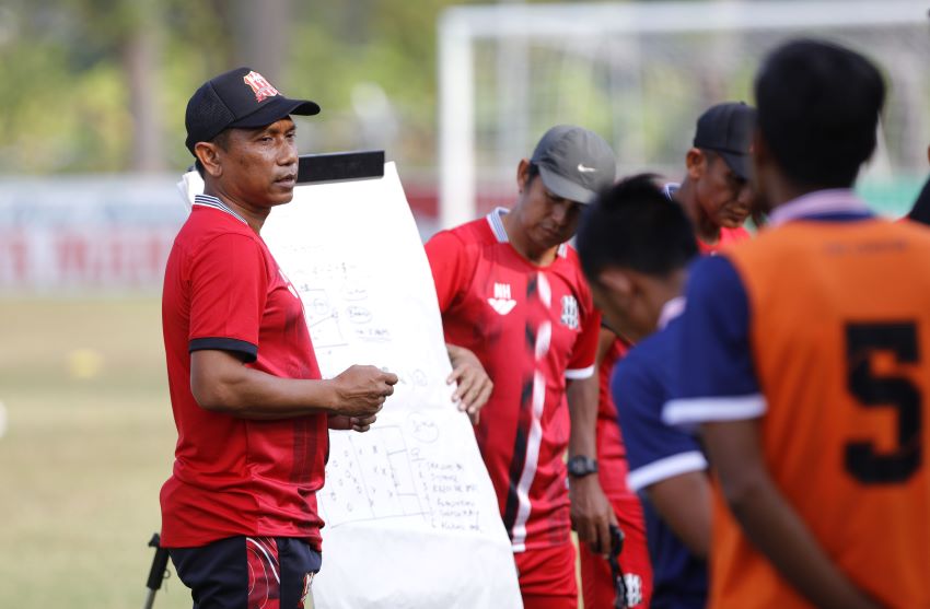 Pelatih Deltras FC Widodo C. Putro sudah membekali skuadnya dengan strategi terbaik untuk menghadapi derbi Jatim melawan Gresik United di Stadion Gelora Delta, Sidoarjo (24/9). - Image