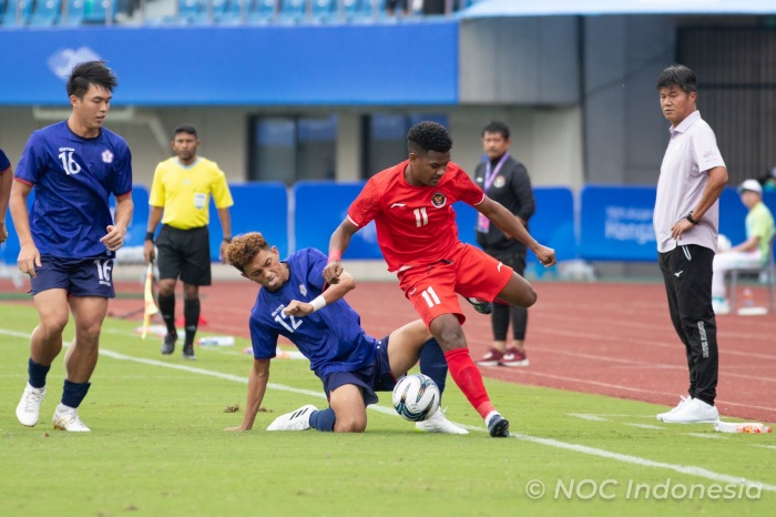 Ramai Rumakiek ketika dikawal dua pemain Taiwan U-23 di pertandingan penyisihan Grup F Asian Games 2022. Garuda Muda menyerah 0-1 di laga tersebut. (NOC Indonesia) - Image