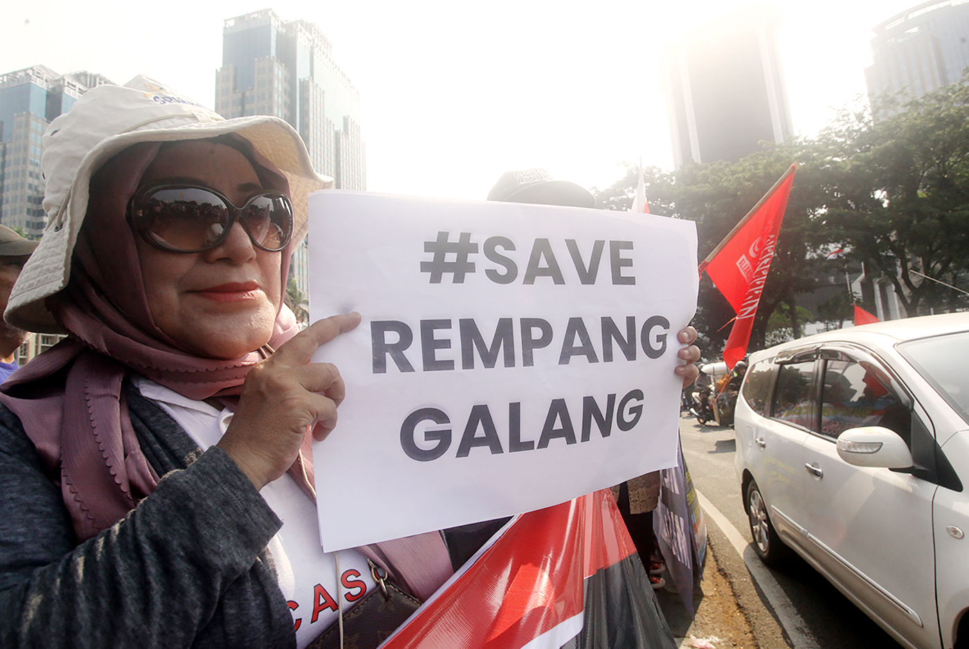 Ratusan massa mengikuti Aksi Bela Rempang di kawasan Patung Arjuna Wiwaha, Jalan Medan Merdeka Barat, Jakarta, Rabu (20/9/2023). - Image