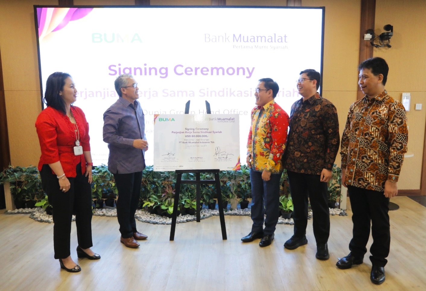 BUMA dan Bank Muamalat melakukan penandatanganan perjanjian kerja sama pembiayaan sindikasi syariah senilai total 60 juta dolar AS di Jakarta, Rabu (13/9). (Istimewa) - Image