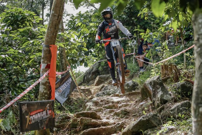 Downhiller beraksi pada 76 Indonesian Downhill 2022 Seri 2 di Ternadi Bike Park, Kudus, Jawa Tengah. - Image