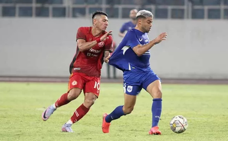 Andres Nieto (kiri) ketika berduel dengan Vitinho (kanan) dalam laga uji coba Phnom Penh Crown versus PSIS di Stadion Jatidiri, Semarang pada 24 Juni lalu. (BASKORO SEPTIADI/JAWA POS RADAR SEMARANG). - Image