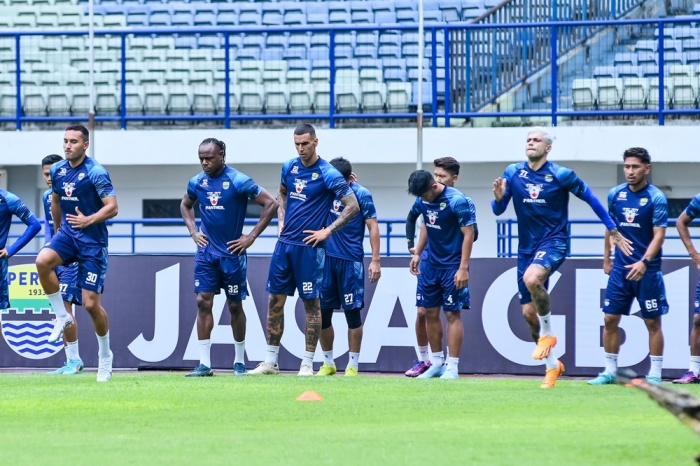 Pemain Persib Bandung terus melakukan persiapan melalui latihan jelang menghadapi Bhayangkara FC, Sabtu (23/9). - Image