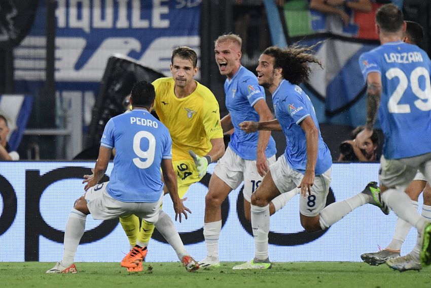 Ivan Provedel (dua dari kanan) dikerubuti pemain SS Lazio setelah mencetak gol penyama kedudukan ke gawang Atletico Madrid di Stadio Olimpico (20/9). - Image