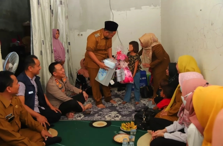 Kapolres Gresik bersama Bupati Gresik saat bersilaturahmi dan memberikan mainan ke SA di Kecamatan Menganti./Radar Gresik - Image