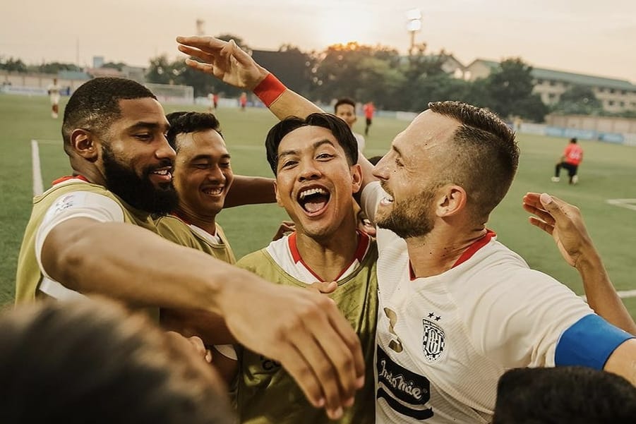 Para pemain Bali United merayakan kemenangan telak atas Stallion Laguna FC./(Instagram/@baliunitedfc). - Image