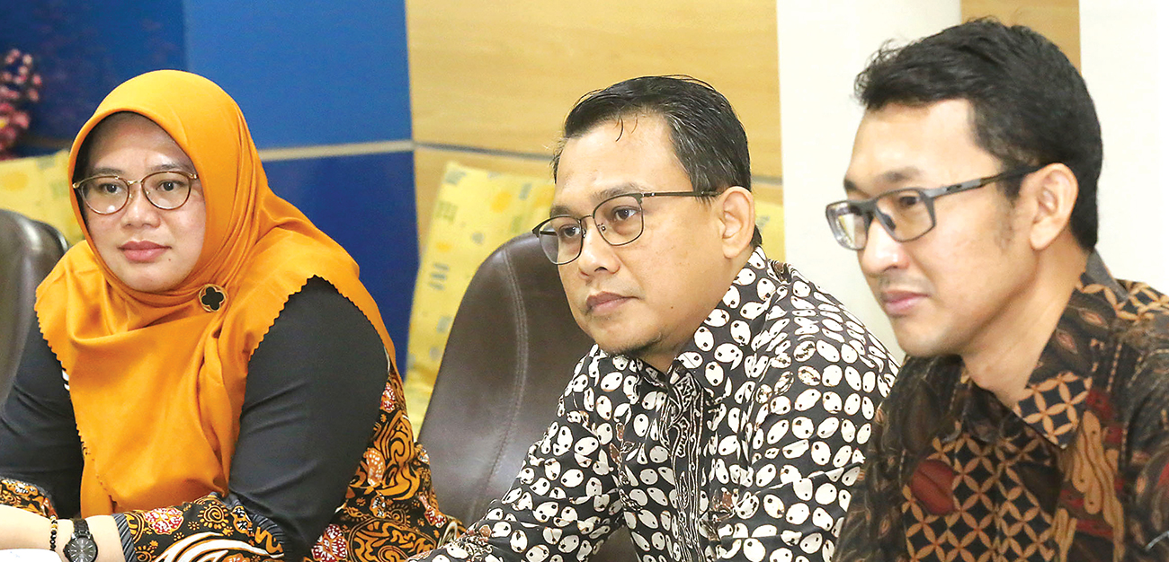 KOLABORASI CEGAH KORUPSI: Dari kiri, Kadis Kominfo Jatim Sherlita Ratna Dewi, Juru Bicara KPK Ali Fikri, dan Budi Prasetyo dari Biro Humas KPK berdiskusi dengan redaksi Jawa Pos di Surabaya (20/9). - Image
