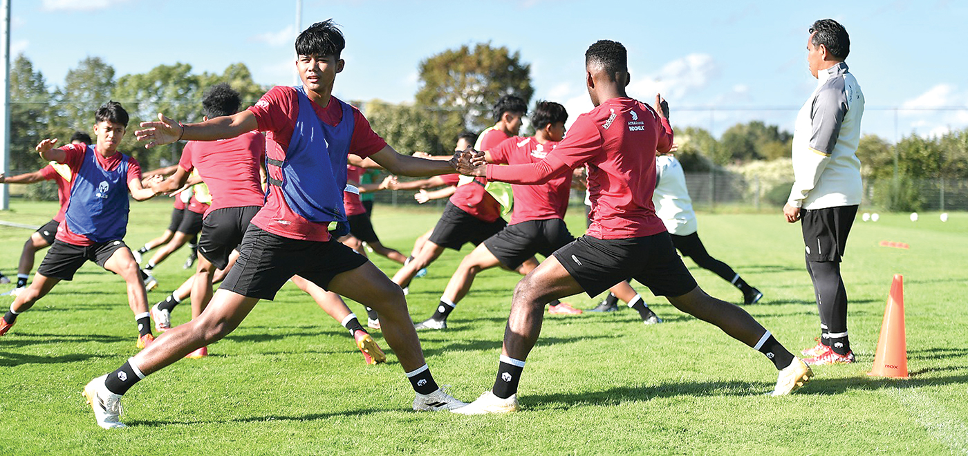 TERUS DIGEMBLENG: Arkhan Kaka (kiri) dan rekan-rekannya di timnas U-17 berlatih di bawah pengawasan Bima Sakti (kanan) di Monchengladbach, Jerman (19/9). - Image