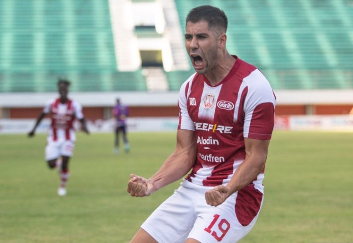 Roni David Gonzalez memberikan keunggulan awal saat Persis Solo menang 2-1 atas RANS Nusantara FC di Stadion Maguwoharjo, Sleman, Jumat (22/9) sore. (Antara) - Image