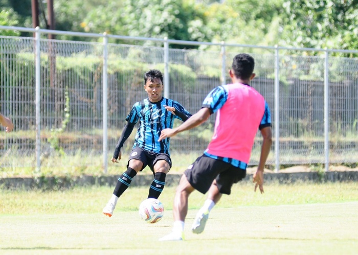 Arkhan Fikri (kiri) saat menjalani latihan bersama Arema FC. Mereka siap menjalani derbi Jatim kontra Persebaya Surabaya di Stadion Gelora Bung Tomo, Sabtu (23/9). - Image