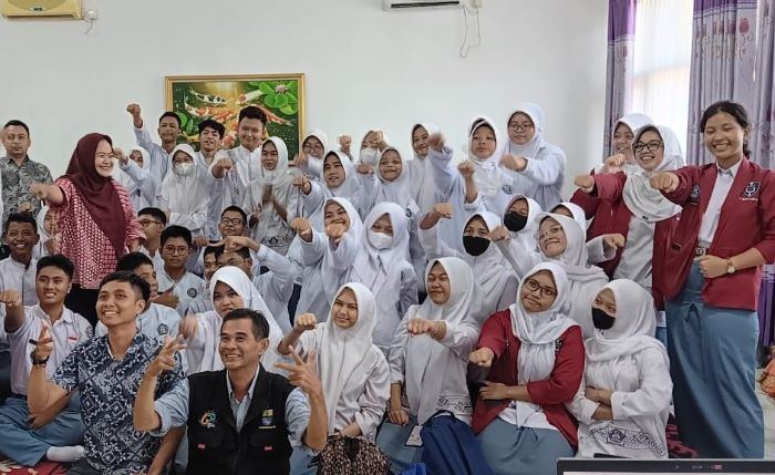 Puluhan siswa SMA Negeri 3 Kota Cirebon mengikuti pelatihan dasar-dasar jurnalistik bersama FCJ pada Jumat (22/9). - Image